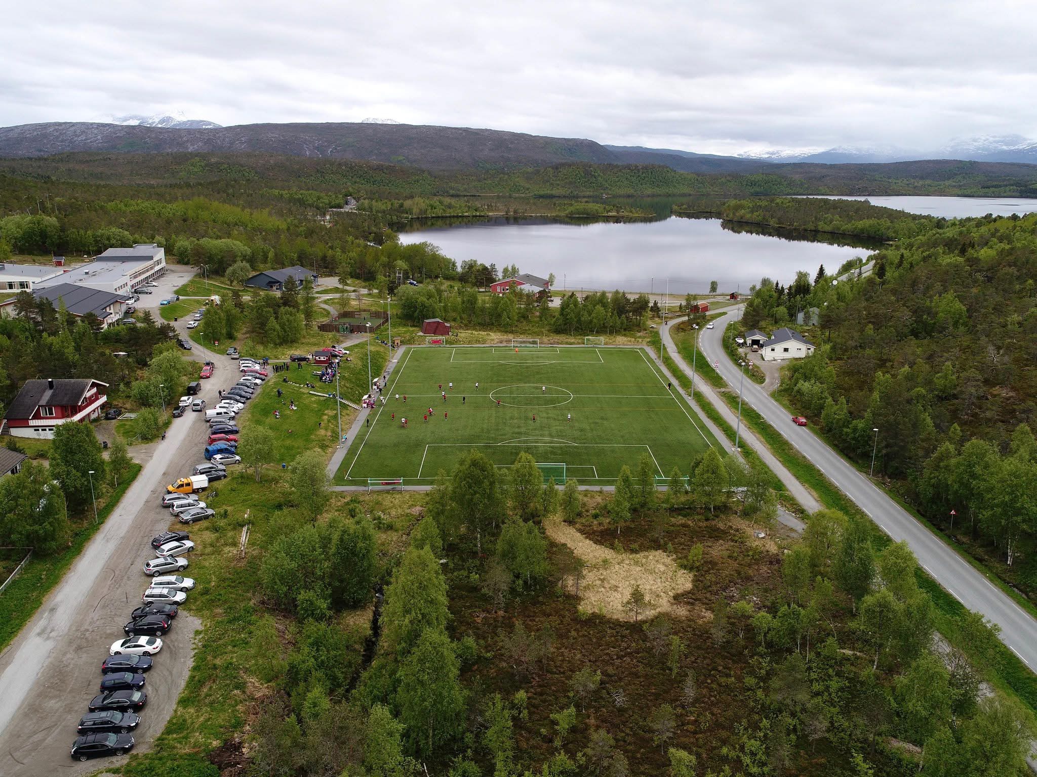 Dronefoto av fotballbanen og området rundt på Drag