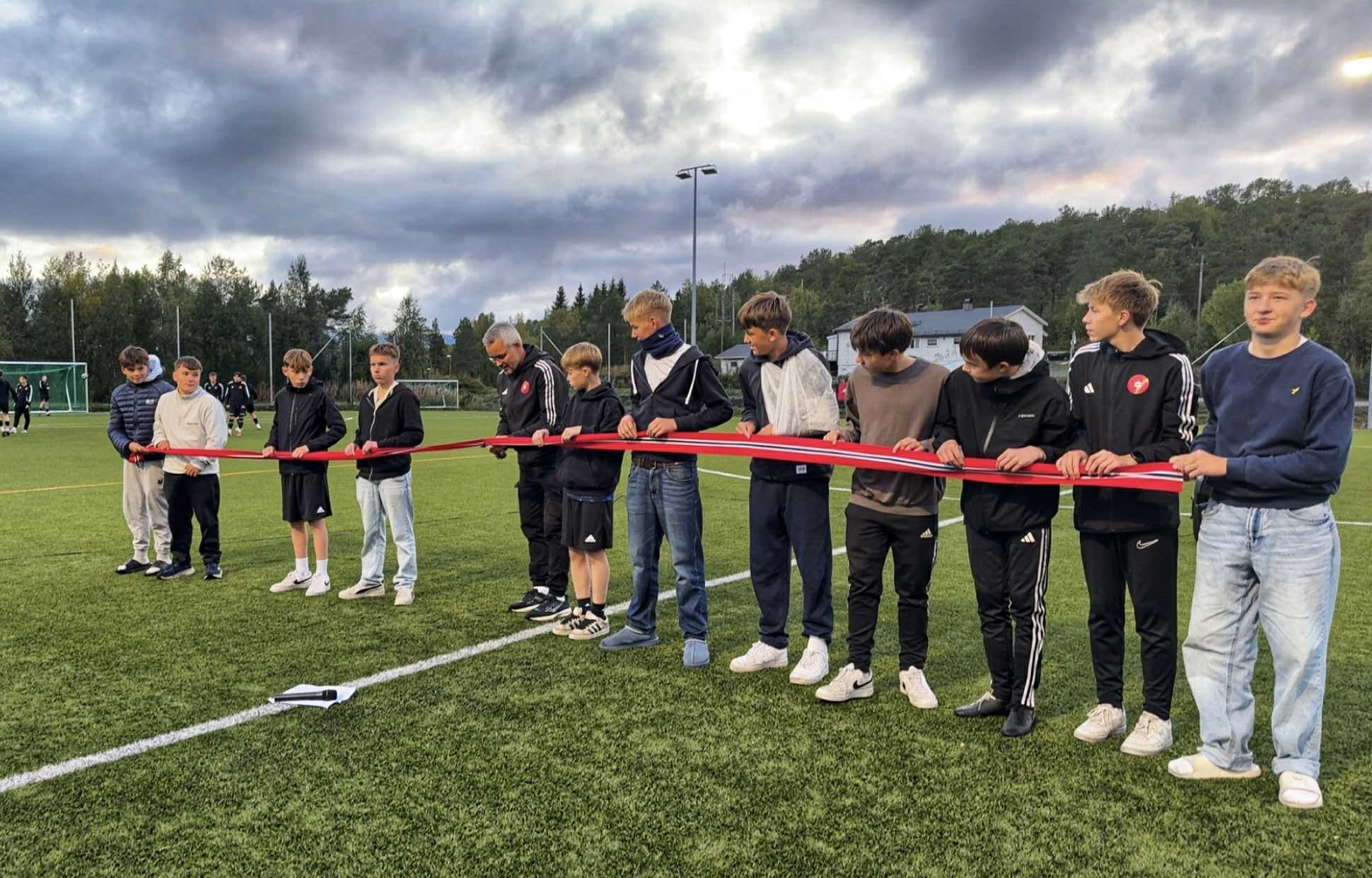 Fellesskap ved fotballbanen på Drag