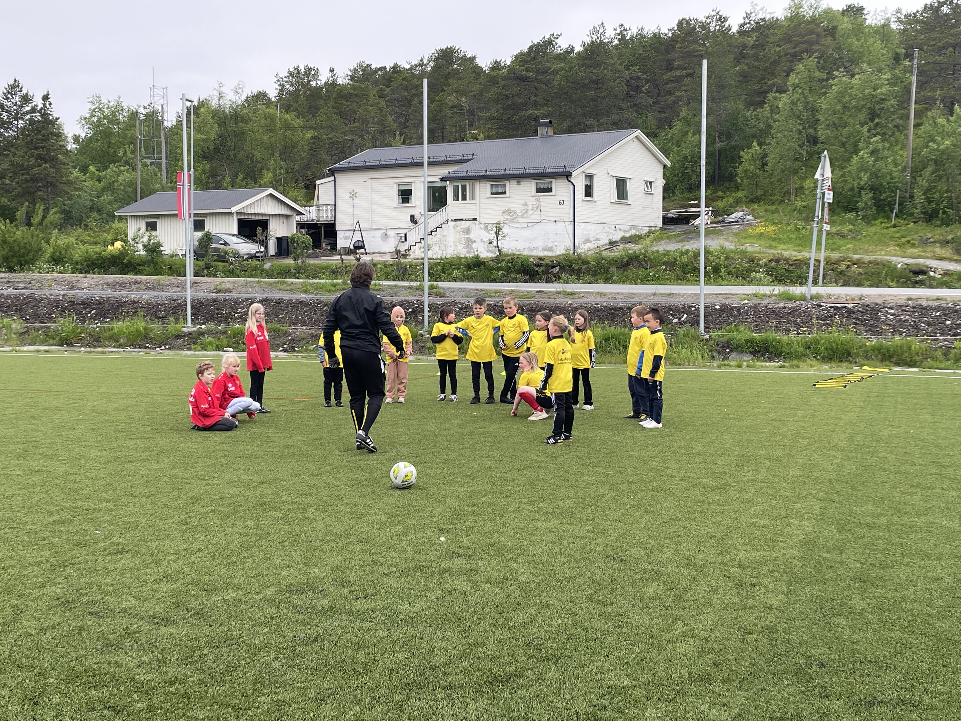 Barn på fotballtrening hos Drag IL